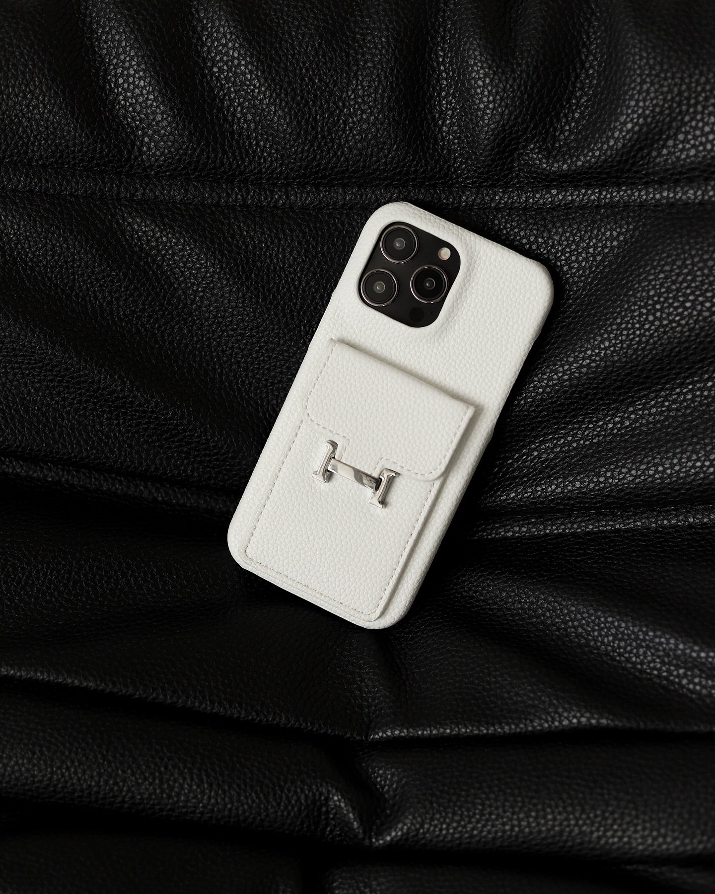 Le Blanc Hermès iPhone 16 Pro Max Case with Cardholder